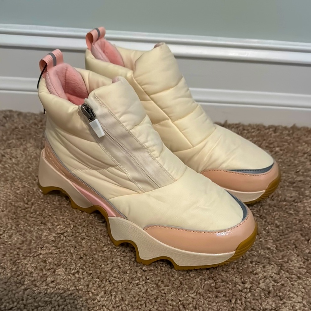NEW Sorel Kinetic Waterproof Boots 7.5 Women's Cream and Pink Quilted Sneakers